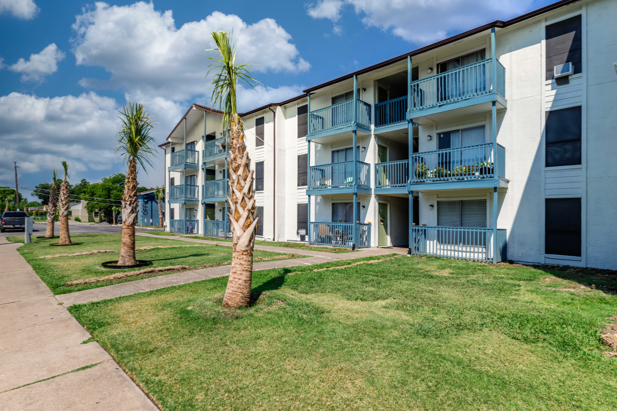 Landscaped apartment grounds at The Milo