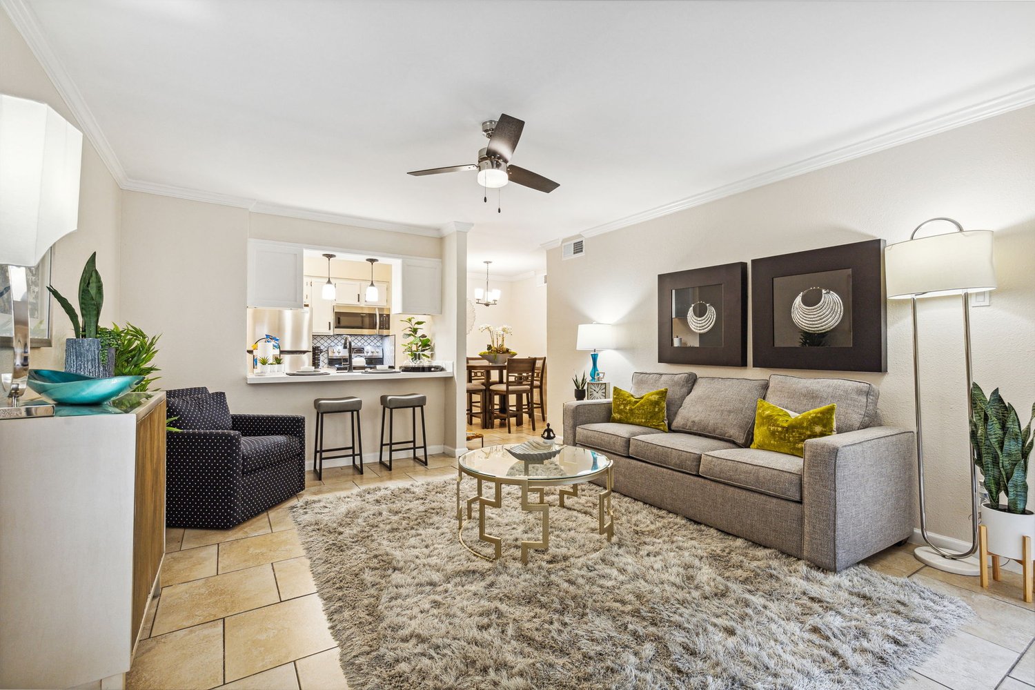 Spanish Breeze living room and kitchen